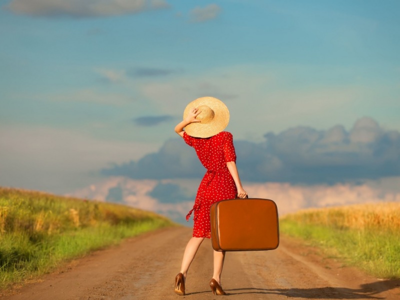 女孩，红色裙子，高跟鞋，打扮，帽子，包包，公路，旅行，桌面壁纸