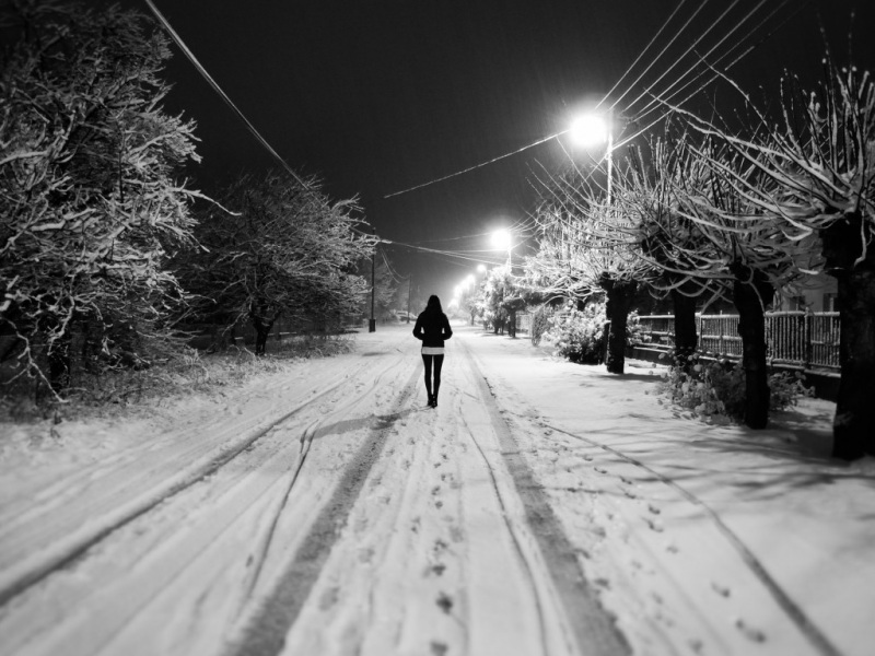 街道,冬天,雪,灯,女孩,黑白非主流壁纸