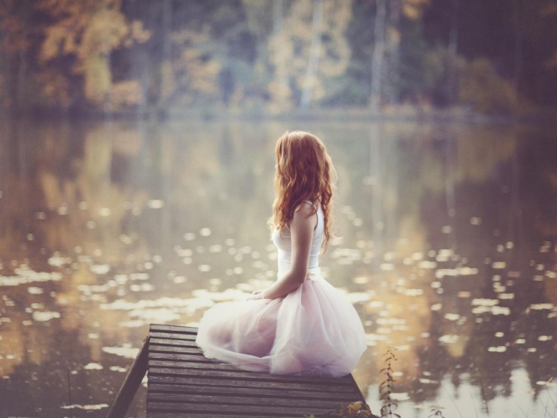 森林,小湖,白色裙子美女,非主流壁纸