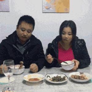 夫妻吃饭老婆吃鸡腿老公啃骨头