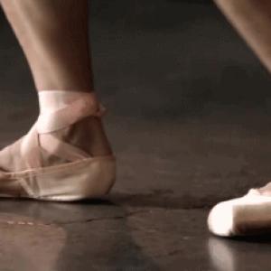 跳芭蕾舞立脚尖